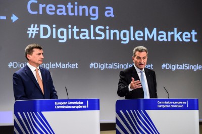Andrus Ansip(left) and Gunther Oettinger hold a joint press conference on Digital Market